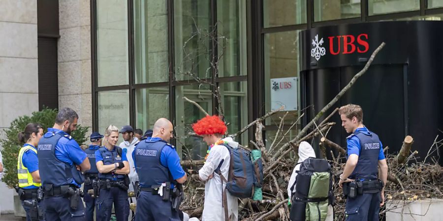 Räumung der Blockade der Aktivisten der Bewegung Collective Climate Justice vor dem Verwaltungssitz der UBS am Aeschenplatz in Basel.