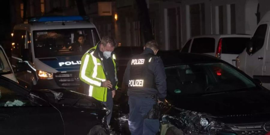 Zwei nach einem Zusammenstoss zerstörte Fahrzeuge in Neukölln. Bei einer Verfolgungsfahrt sind fünf Polizisten verletzt worden. Foto: Paul Zinken/dpa