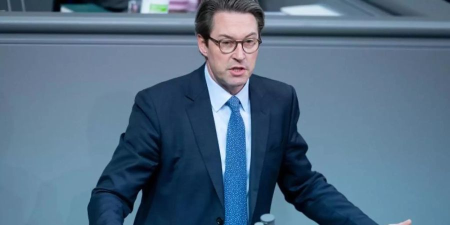 Andreas Scheuer (CSU), Bundesminister für Verkehr und digitale Infrastruktur, spricht bei einer Sitzung des Bundestages. Foto: Kay Nietfeld/dpa