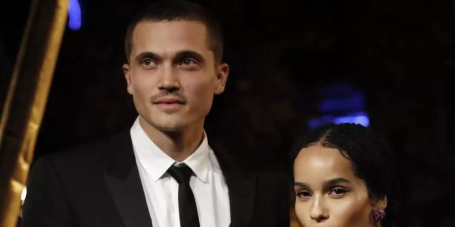Zoe Kravitz (r) und ihr Partner Karl Glusman kommen 2018 zur Weltpremiere des Films «Fantastic Beasts: The Crimes of Grindelwald» in Paris. Foto: Christophe Ena/AP/dpa