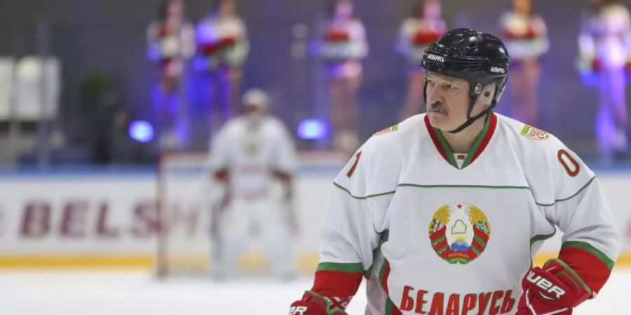 Belarus könnte den Zuschlag für die Eishockey-WM verlieren: Staatspräsident Alexander Lukaschenko gibt sich sportlich. Foto: Andrei Pokumeiko/POOL BelTa/AP/dpa