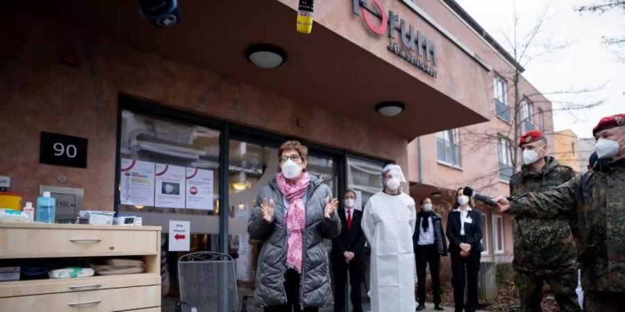 Annegret Kramp-Karrenbauer am Rande eines Besuchs einer Alten- und Pflegeeinrichtung in Berlin. Foto: Kay Nietfeld/dpa