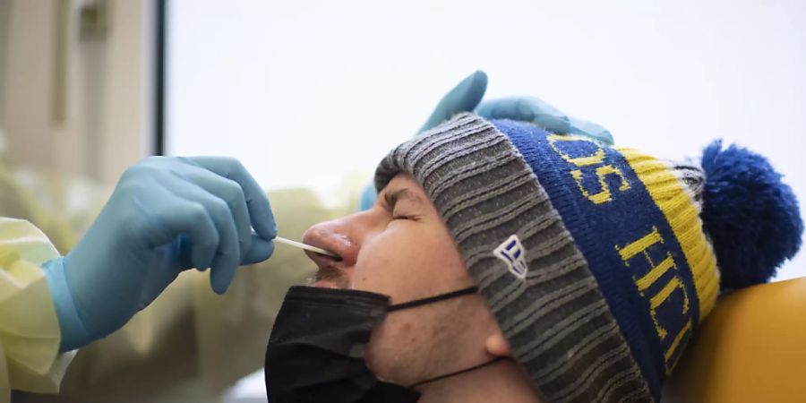 2222 Mal ist ein Test auf das Coronavirus positiv ausgefallen, die dem BAG am Mittwoch innerhalb von 24 Stunden gemeldet wurden. (Archivbild)