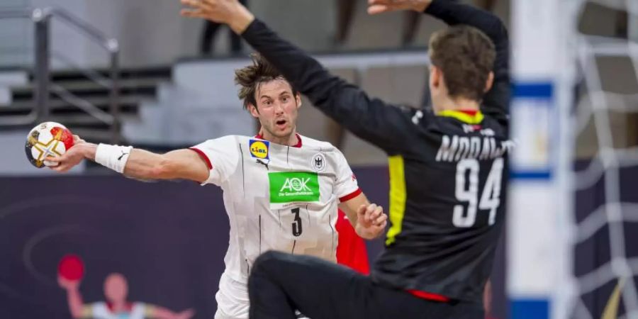 Uwe Gensheimer (l) kam mit Deutschlands Handballern nicht über ein Remis gegen Polen hinaus. Foto: Sascha Klahn/dpa