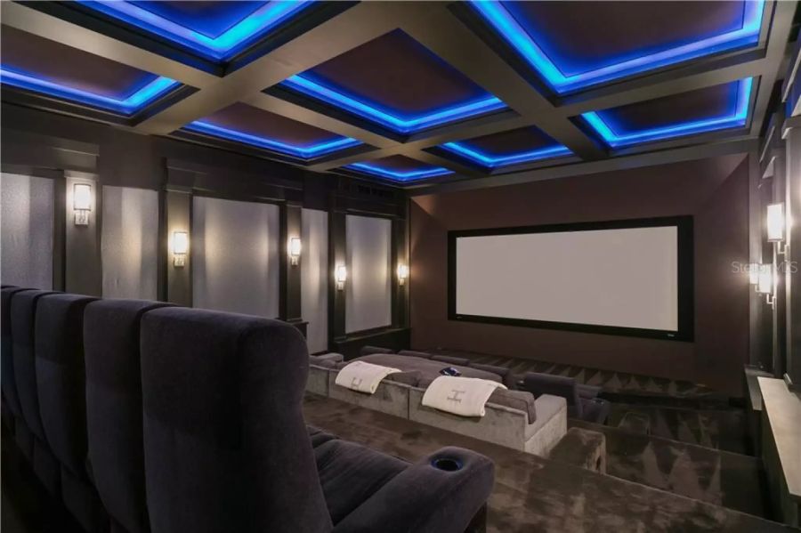 Ein Home-Cinema darf natürlich nicht fehlen im Luxuxsanwesen.