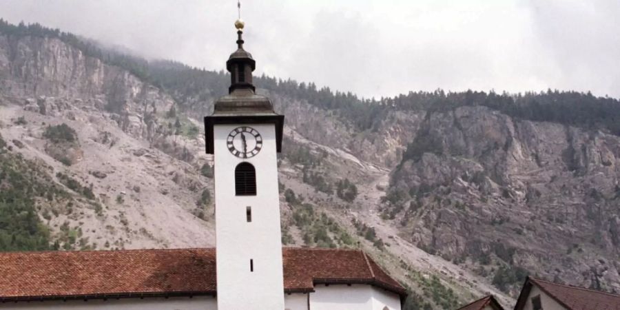 Felssturz haben die Einwohnerinnen und Einwohner der Bündner Gemeinde Felsberg immer wieder aufgeschreckt. Am Donnerstagmorgen beschädigt ein Felssturz eine Hausfassade (Archivbild).