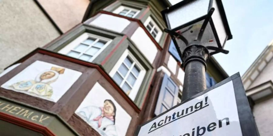 Ein Schild in Mühlheim an der Donau warnt: ««Achtung! Narrentreiben». Coronabedingt wird dieses Jahr aber mit Abstand und online gefeiert. Foto: Felix Kästle/dpa