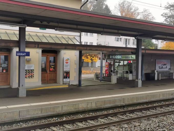 Der Bahnhofs-Kiosk in Urdorf ZH. Bahnhofs-Kiosk in Urdorf ZH.