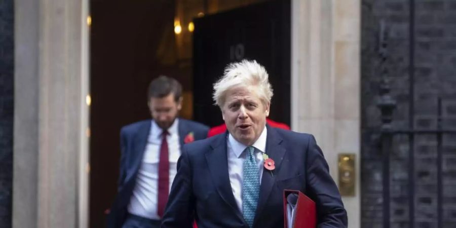Boris Johnson vor der Tür von Downing Street 10. Foto: Victoria Jones/PA Wire/dpa