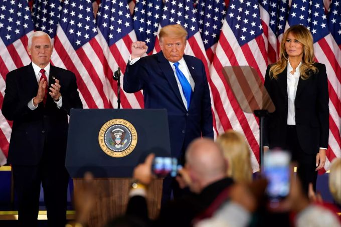 US-Präsident Donald Trump hält die Faust hoch, nachdem er im Ostsaal des Weissen Hauses in Washington seine Rede zu den Zwischenresultaten der US-Wahlen gehalten hat. US-Wahlen Donald Trump
