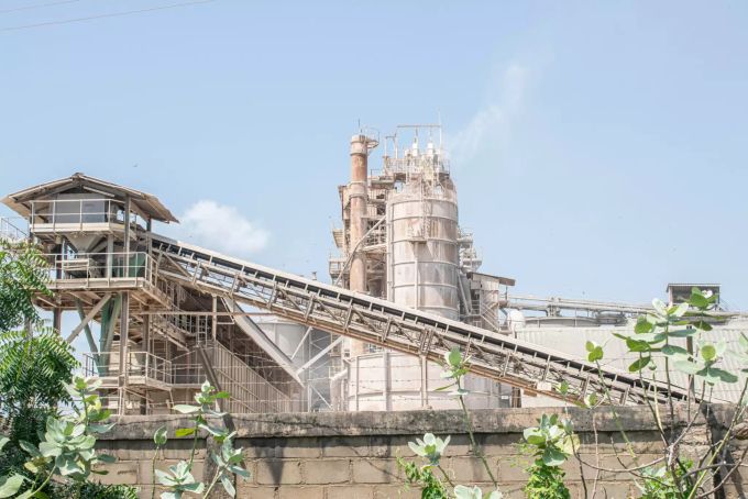 Das Zementwerk Cimencam, eine Tochtergesellschaft des Schweizer Konzerns Lafarge Holcim. Laut Greenpeace erkranken Kameruner an den Staubafällen des Werks. Lafarge Holcim Kamerun