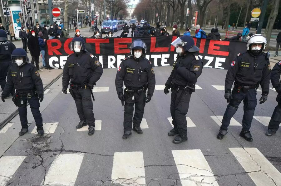 Die Polizei war mit einem Grossaufgebot vor Ort und verteilte über tausend Anzeigen.