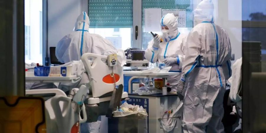 Corona-Intensivstation in einem Militärhospital bei Lissabon. Das von der Corona-Pandemie hart getroffene Portugal soll Hilfe durch die Bundeswehr erhalten. Foto: Armando Franca/AP/dpa