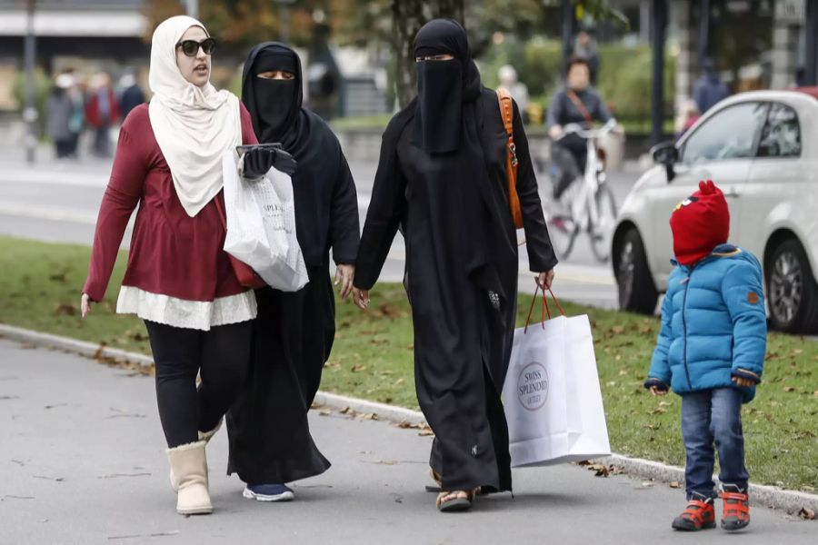 Frauen mit Burka.