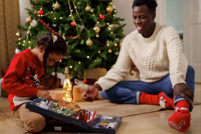 Eltern können Weihnachten ideal inszenieren und damit Vorfreude steigern. Familie an Weihnachten.