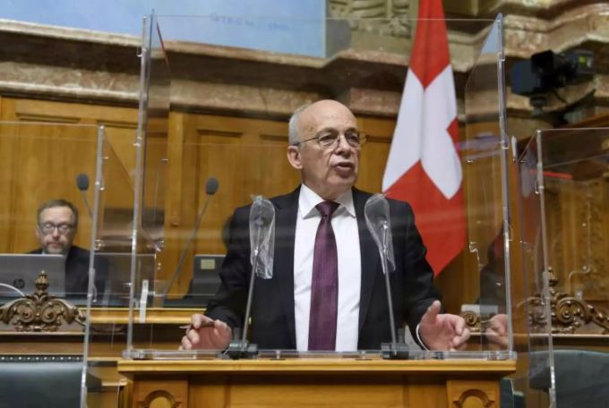 Bisher durften im Bundeshaus Masken hinter der Plexiglasscheibe abgenommen werden. Dies wird sich nun ändern. bundeshaus