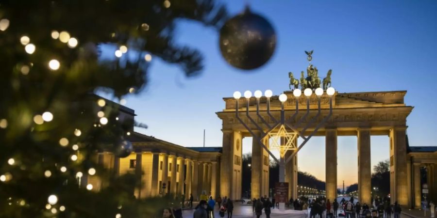 Weihnachtsdekoration nahe des Brandenburger Tors in Berlin