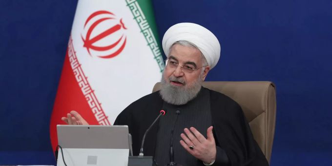 Hassan Ruhani, Präsident des Iran, spricht während einer Kabinettssitzung vor der Flagge des Iran. Kabinettssitzung in Teheran