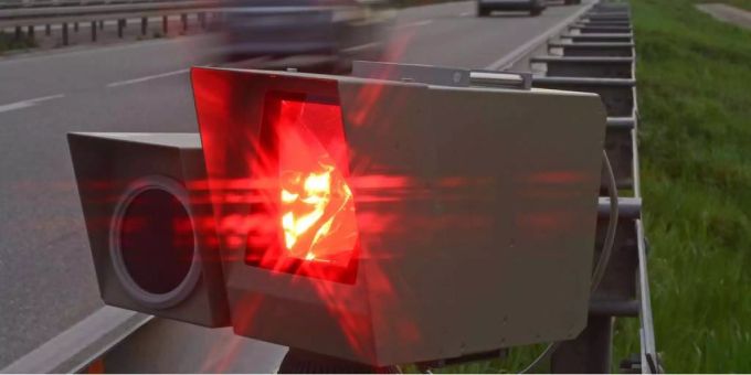 Die Schweiz wird ab dem Mai Bussgelder für Verkehrsverstösse in Deutschland eintreiben können. (Symbolbild). Blitzer an der Gstühl-Kreuzung