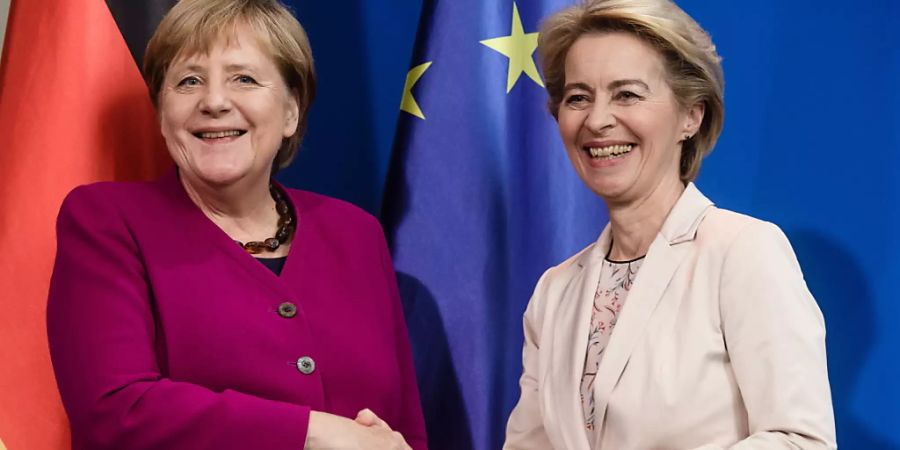 Die EU-Kommissionspräsidentin Ursula von der Leyen (rechts) und die deutsche Bundeskanzlerin Angela Merkel sind offen für die Zulassung eines russischen Impfstoffes, der unter dem Namen Sputnik V bekannt ist. (Archivbild)