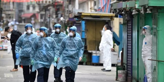 In Hongkong werden immer wieder ganze Häuserblocks abgeriegelt In Hongkong werden immer wieder ganze Häuserblocks abgeriegelt