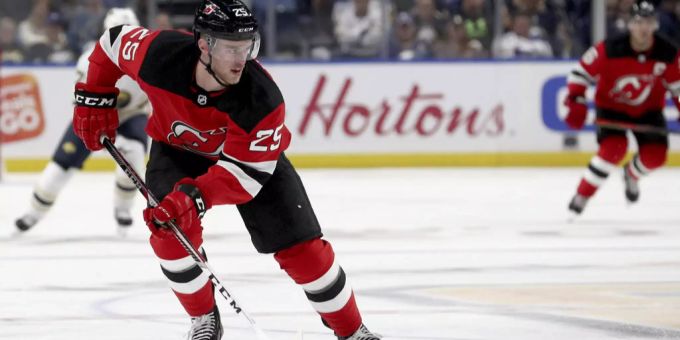 Mirco Müller läuft mit dem Puck während des dritten Drittels eines NHL-Eishockeyspiels gegen die Buffalo Sabres. Mirco Müller