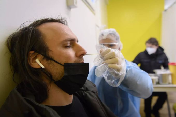Eine Person unterzieht sich einem Schnelltest im neuen mobilen Corona-Test-Truck, am Mittwoch, 3. Februar 2021, auf dem Bundesplatz, in Bern. Test-Mobil Coronavirus Kanton Bern