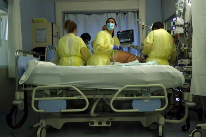 Ärzte und Pflegende versorgen einen Patienten, der am Coronavirus erkrankt ist. Belgien zählt zu den am stärksten von der Pandemie betroffenen Ländern Europas. Coronavirus
