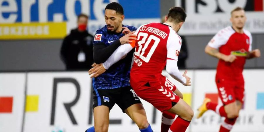 Hertha-Trainer Bruno Labbadia bezeichnete den Auftritt von Matheus Cunha (l) in Freiburg als «unterirdisch». Foto: Philipp von Ditfurth/dpa