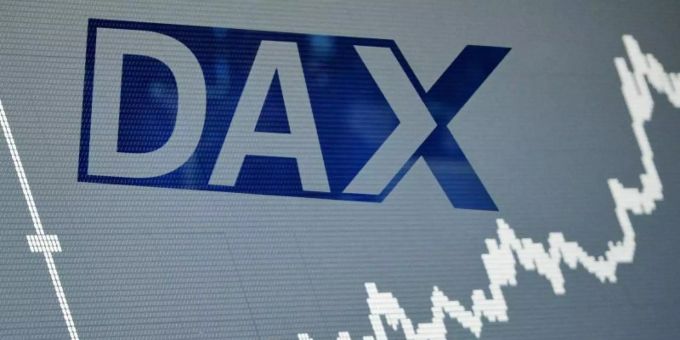 Dax steigt auf Allzeithoch. Dax-Schriftzug und -Kurve auf einer Anzeigetafel in der Frankfurter Wertpapierbörse. Foto: Arne Dedert/dpa/dpa-tmn
