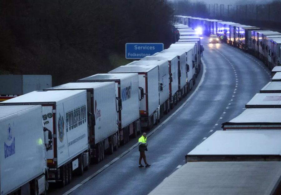 Lastwagen stehen auf der M20 in einer Warteschlange. Wegen der rasanten Ausbreitung der in Grossbritannien entdeckten Variante des Coronavirus hat neben anderen Staaten Frankreich die Grenzen zum Vereinigten Königreich geschlossen.