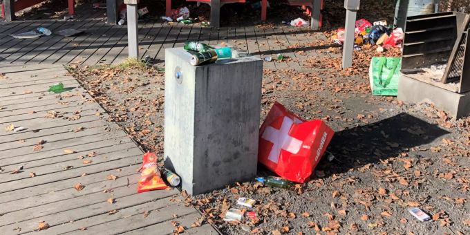 Der Abfall und das Leergut wurden zurückgelassen und der gedeckte Sitzplatz wurde massiv verunreinigt. Littering