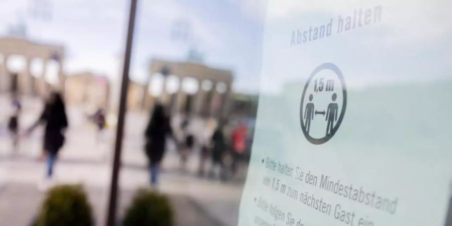Eine Verschärfung der Kontaktbeschränkungen, eine Art «Winter-Knigge» mit Verhaltenshinweisen sowie weitere Schritte zum Schutz von Risikogruppen werden diskutiert. Foto: Christoph Soeder/dpa