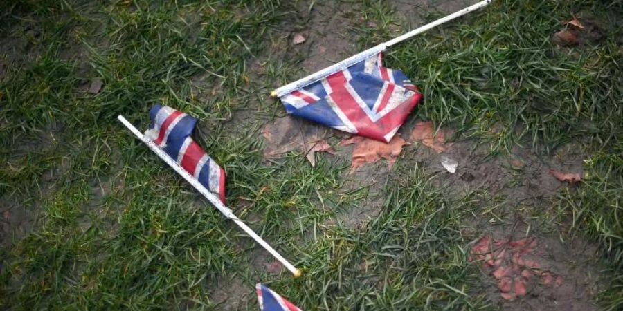Flaggen Grossbritanniens liegen nach den Feiern zum Brexit auf dem Boden. Inzwischen scheint die grosse Euphorie vorüber. Foto: Victoria Jones/PA Wire/dpa