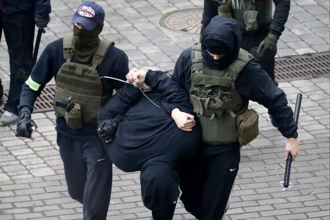 08.11.2020, Belarus, Minsk: Zwei mit einem Schlagstock bewaffnete Polizisten verhaften einen Mann während eines Protests der Opposition gegen die offiziellen Ergebnisse der Präsidentschaftswahlen. Uniformierte in Sturmhauben sind in Belarus (Weissrussland) in Hundertschaften gegen neue Proteste gegen Machthaber Lukaschenko vorgegangen. Proteste in Belarus