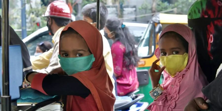 Kinder mit Masken im indischen Bangalore