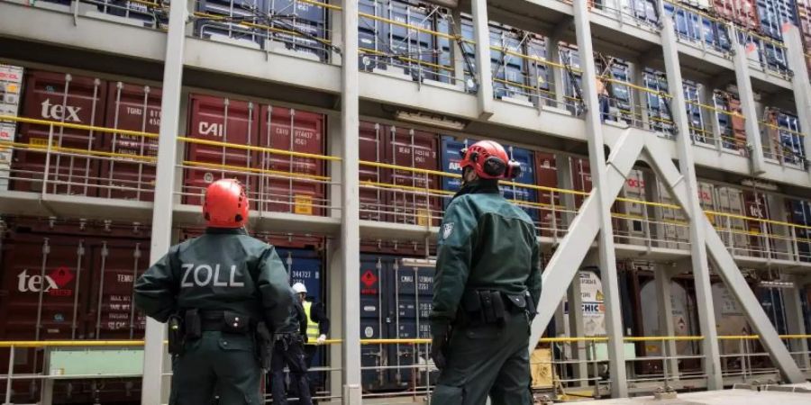 Zöllner der Kontrollgruppe Köhlbrand stehen im Hafen bei einer Überprüfung auf dem Containerdeck eines Containerschiffes. Polizei und Zoll haben in einem Container rund 1,8 Tonnen Kokain entdeckt. (Symbolbildd). Foto: Christian Charisius/dpa
