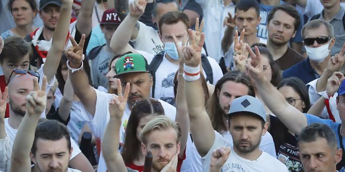Teilnehmer und Teilnehmerinnen einer Demonstration zeigen das «Victory»-Zeichen. Seit der von Fälschungsvorwürfen überschatteten Präsidentenwahl vor gut einer Woche gibt es grosse Demonstrationen gegen Präsident Lukaschenko. Foto: Dmitri Lovetsky/AP/dpa Teilnehmer und Teilnehmerinnen einer Demonstration zeigen das «Victory»-Zeichen. Seit der von Fälschungsvorwürfen überschatteten Präsidentenwahl vor gut einer Woche gibt es grosse Demonstrationen gegen Präsident Lukaschenko. Foto: Dmitri Lovetsky/AP/dpa