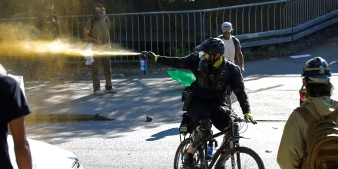 Polizist auf Fahrrad in Seattle versprüht Pfefferspray Polizist auf Fahrrad in Seattle versprüht Pfefferspray