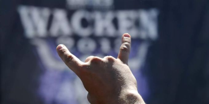 ARCHIV - Das Zeichen der Heavy-Metal-Fans, die «Pommesgabel». Foto: Carsten Rehder/dpa wacken