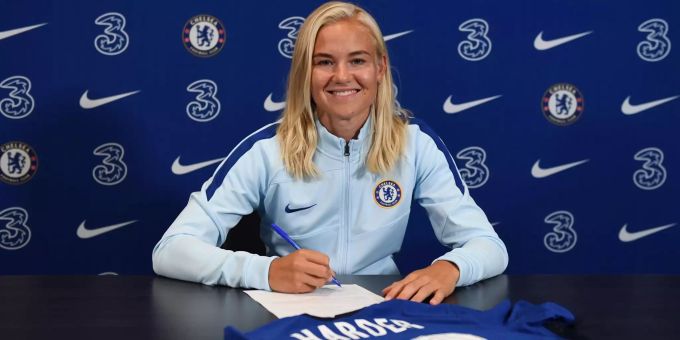 Pernille Harder bei der Vertragsunterzeichnung beim FC Chelsea. Pernille Harder FC Chelsea