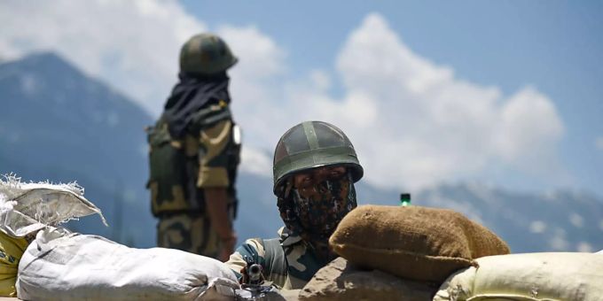 ARCHIV - Soldaten der indischen Grenztruppen halten Wache. Gut zwei Monate nach den tödlichen Zusammenstössen zwischen Soldaten Indiens und Chinas gibt es neue Spannungen. Foto: Idrees Abbas/SOPA Images via ZUMA Wire/dpa ARCHIV - Soldaten der indischen Grenztruppen halten Wache. Gut zwei Monate nach den tödlichen Zusammenstössen zwischen Soldaten Indiens und Chinas gibt es neue Spannungen. Foto: Idrees Abbas/SOPA Images via ZUMA Wire/dpa