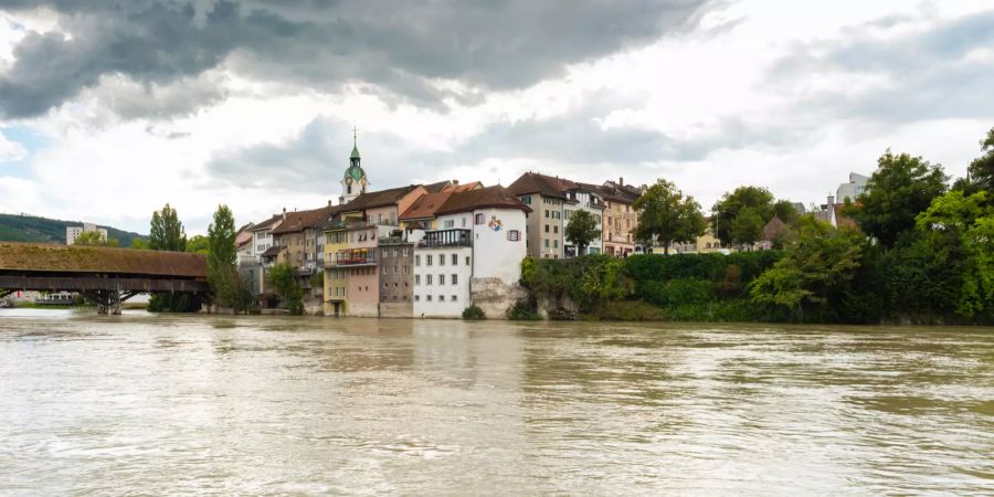 Aare bei Olten, im Hintergrund der Stadtturm und die Holzbrücke der Altstadt Olten.