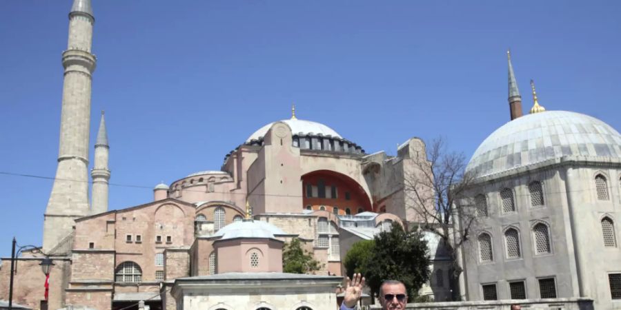 Recep Tayyip Erdogan, Präsident der Türkei, winkt, nachdem er vom Freitagsgebet aus der Hagia Sophia kommt. Foto: Turkish Presidency/AP/dpa