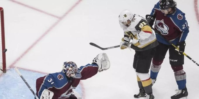 Colorados Torhüter Philipp Grubauer (l) mit Ryan Graves (r) in Aktion gegen Jonathan Marchessault von den Vegas Golden Knights. Foto: Jason Franson/The Canadian Press/AP/dpa