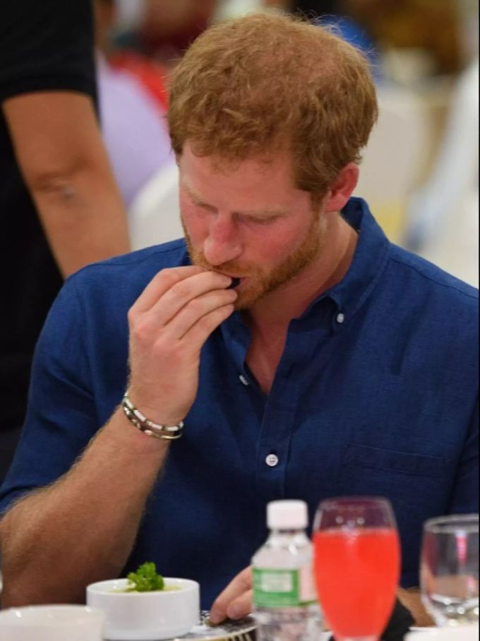Prinz Harry liebt gutes Essen. hay