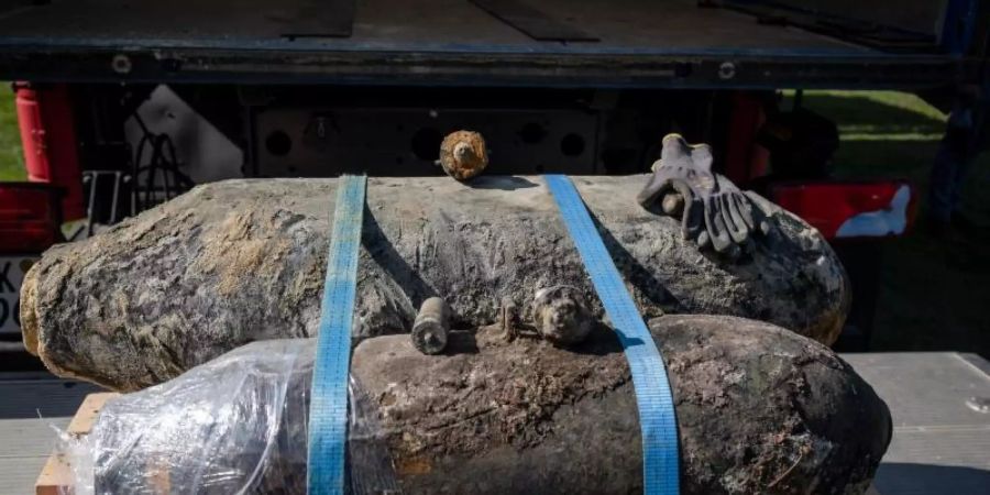 Die entschärften Weltkriegsbomben liegen festgeschnürt auf der Ladefläche eines Lastwagens. Foto: Bernd Thissen/dpa
