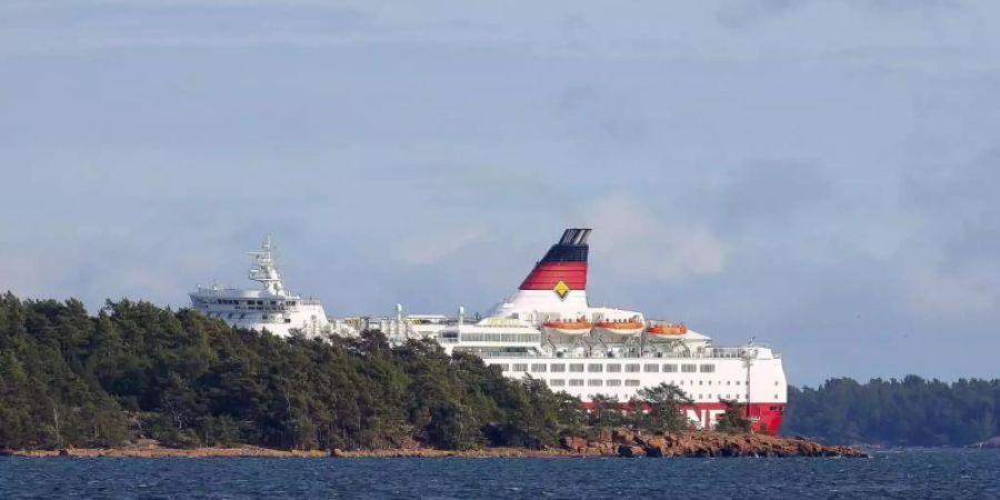 Das Fährschiff Amorella von Viking Line lief bei Langnäs auf Aland in den finnischen Schären auf Grund. Foto: Niclas Nordlund/Lehtikuva/AP/dpa