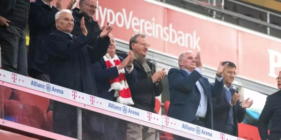Jubeln ohne Abstand: Die Bayern-Spitze beim Sieg gegen Schalke 04. Foto: Matthias Balk/dpa