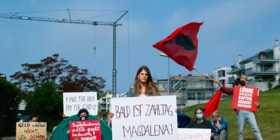 Juso-Schweiz-Präsidentin Ronja Jansen (Mitte, stehend) und Parteimitglieder in Meilen.